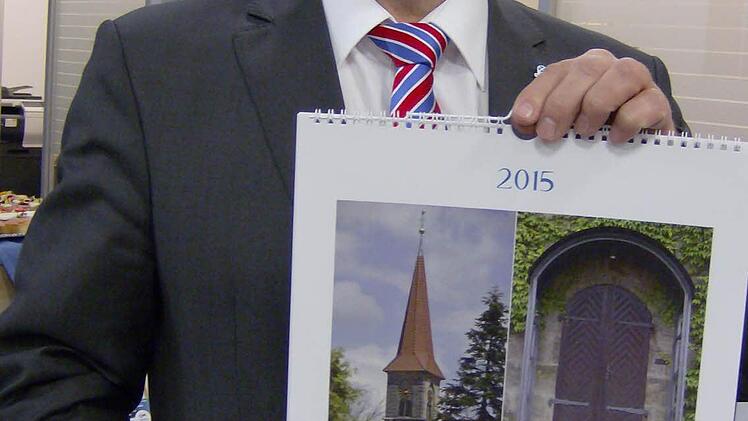 Bankdirektor Rainer Lang mit einem Exemplar des Heimatkalenders  Foto: Petra Malbrich