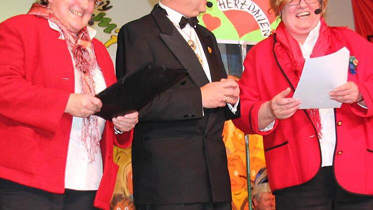 Eberhard Wohl mit den Ruppacher Herzdamen.Foto: Ralf Kestel