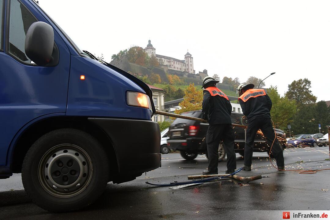 Unfall in Würzburg: Metallstange durchbohrt Kleintransporter