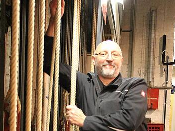 Theatermeister Udo Baum an Handseilzügen, mit denen die Bühnenbilder auf die Bühne gesenkt werden. Foto: Benedikt Borst
