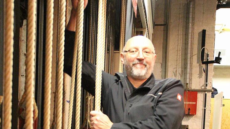 Theatermeister Udo Baum an Handseilzügen, mit denen die Bühnenbilder auf die Bühne gesenkt werden. Foto: Benedikt Borst