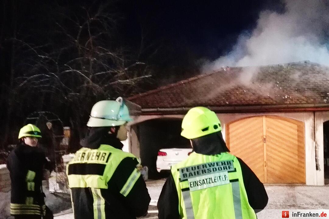 Rauchwolke über Baiersdorfer Wohngebiet - Dachstuhl einer Dreifachgarage in Brand
