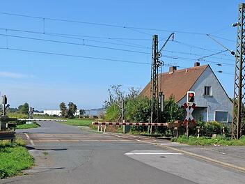 Der Bahnübergang Stockweg in Strullendorf wird im Rahmen des viergleisigen Ausbaus der Strecke wegfallen. Foto: Andrea Spörlein
