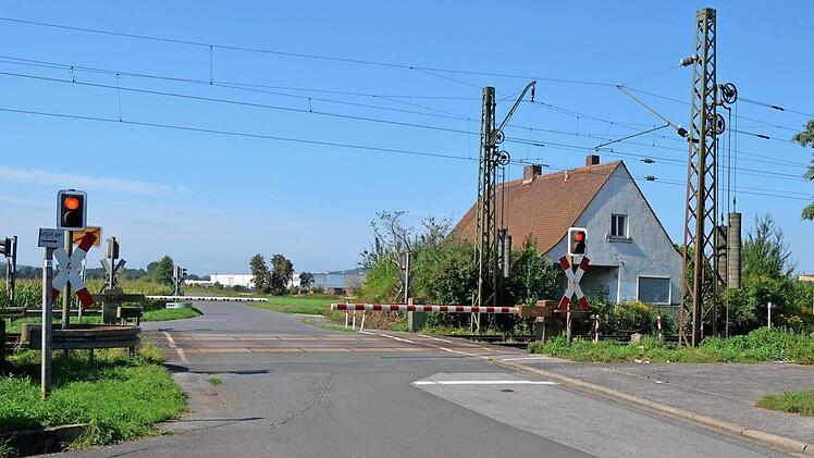 Der Bahnübergang Stockweg in Strullendorf wird im Rahmen des viergleisigen Ausbaus der Strecke wegfallen. Foto: Andrea Spörlein