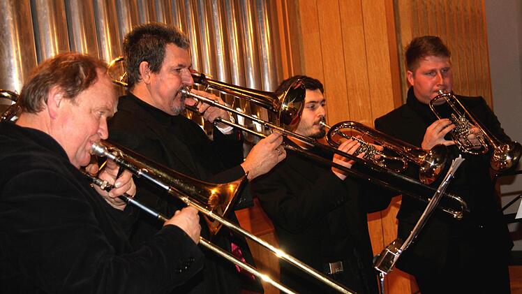 Das Bläser-Ensemble Ebelsbach mit dem Leiter des Konzertes, Johannes Eirich (links)Günther Geiling