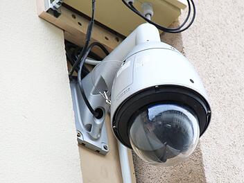 Blick auf eine der beiden Videokameras, die im Coburger Steinweg zur polizeilichen Überwachung installiert wurden.Foto: Jochen Berger