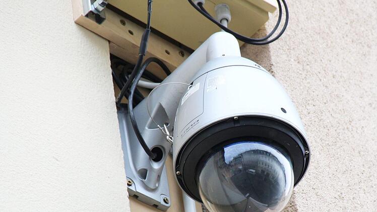 Blick auf eine der beiden Videokameras, die im Coburger Steinweg zur polizeilichen Überwachung installiert wurden.Foto: Jochen Berger