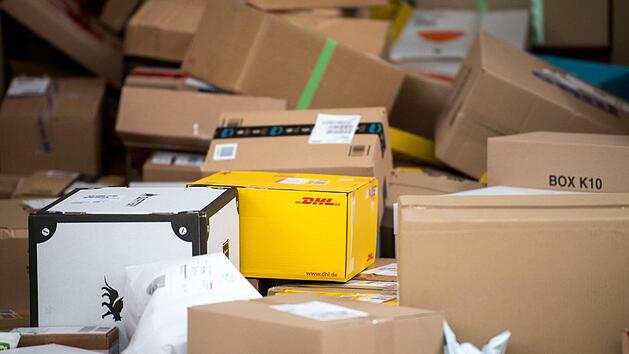Die Grippewelle und der Tarifabschluss mit den Beschäftigten sorgten für einen Gewinnrückgang bei der Deutschen Post. Auch konnte DHL-Lieferkettenlogistik hunderte KFC-Filialen nicht mit Hähnchen beliefern.  Foto: Marius Becker/dpa