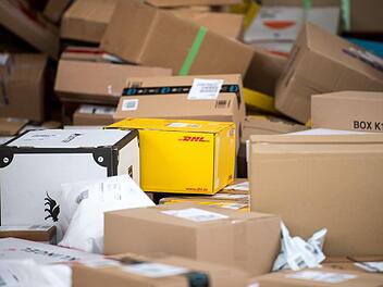 Die Grippewelle und der Tarifabschluss mit den Beschäftigten sorgten für einen Gewinnrückgang bei der Deutschen Post. Auch konnte DHL-Lieferkettenlogistik hunderte KFC-Filialen nicht mit Hähnchen beliefern.  Foto: Marius Becker/dpa