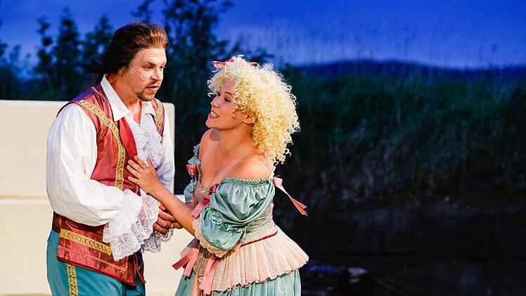 Figaro (Dennis Pfuhl) und seine Susanne lieben sich (unten rechts).