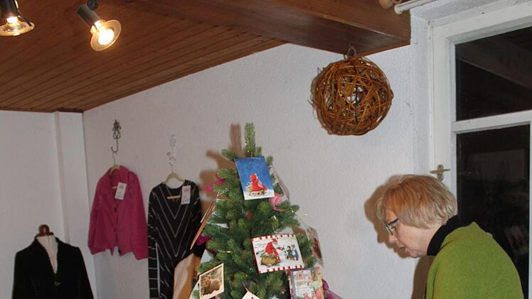 Heike Hümpfner und Helga Schramm schmücken den Wunschbaum. Foto: Carmen Schwind