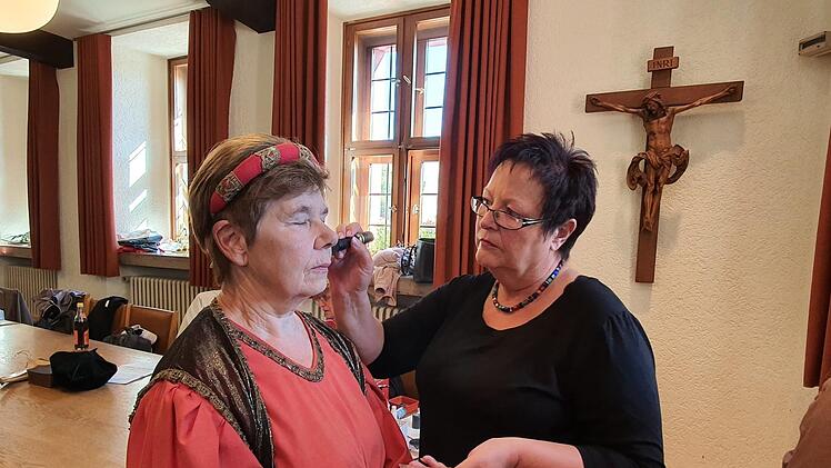 Hinter den  Kulissen nicht wegzudenken sind die Visagisten Florence Rössler (hier mit Elfriede Schneider, links)...