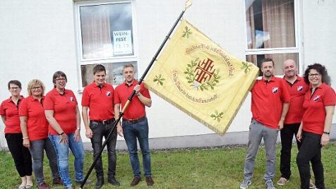 Die Vorstandschaft des TV Marienroth ist stolz auf ihre 100 Jahre alte Fahne. Von links Cornelia Barnickel (Schriftf&uuml;hrerin), Anni Fiedler ( Abteilungsleiterin TT), Anja Hofmann (Kassiererin), die F&auml;hnriche Johannes Fiedler, Martin Bienlein und Jan-Philip Rebhan, J&uuml;rgen Barnickel (Vorsitzender) und Simone Kirchner (2. Vorsitzende). Foto: K.- H. Hofmann