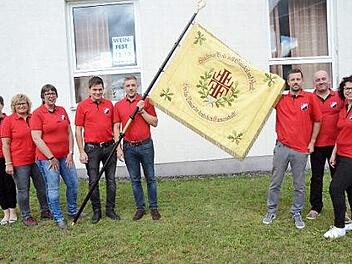 Die Vorstandschaft des TV Marienroth ist stolz auf ihre 100 Jahre alte Fahne. Von links Cornelia Barnickel (Schriftführerin), Anni Fiedler ( Abteilungsleiterin TT), Anja Hofmann (Kassiererin), die Fähnriche Johannes Fiedler, Martin Bienlein und Jan-Philip Rebhan, Jürgen Barnickel (Vorsitzender) und Simone Kirchner (2. Vorsitzende). Foto: K.- H. Hofmann