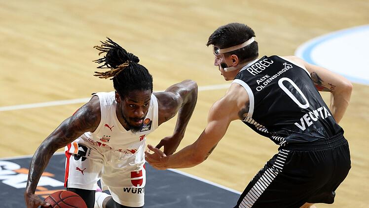 Bambergs Paris Lee (links) schlägt den Slowenen im Rasta-Team, Matic Rebec, mit einem schnellen Antritt. Foto: Daniel Löb/Pool via Heiko Becker/HMB Media