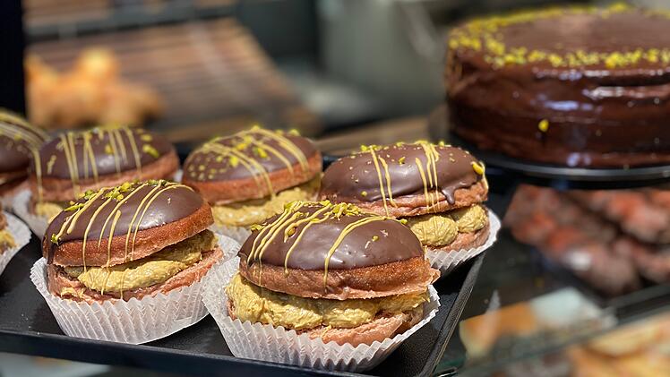 Schwabach: Fränkische Bäckerei verkauft jetzt Krapfen im Stil der Dubai-Schokolade