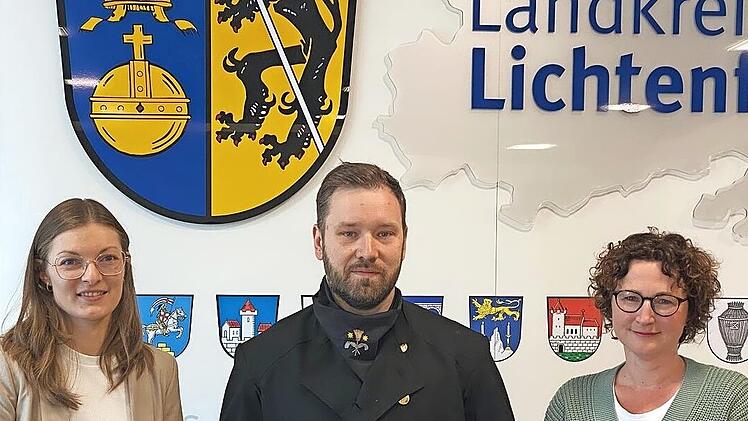 Wurde für sieben Jahre verpflichtet: der bevollmächtigte Bezirksschornsteinfeger Benjamin Mayer mit Abteilungsleiterin Kristin Grosch (r.) und Sachbearbeiterin Corinna Schuberth-Weber (l).