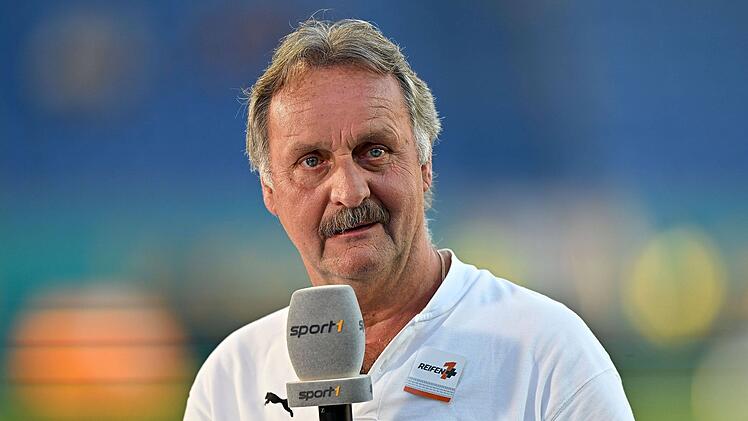 Peter Neururer ist immer noch nah dran am Platz, wo ja bekanntlich die Wahrheit liegt.