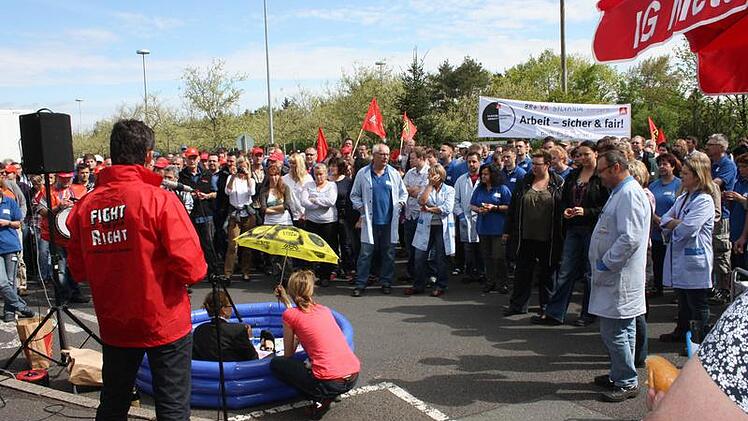 Hunderte Arbeitnehmer waren dem Aufruf zu Warnstreiks gefolgt.