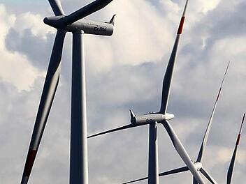 Von einmal 19 angedachten Vorrangflächen für Windräder im Kreis Kulmbach werden wohl nur sieben bis acht übrigbleiben, erläuterte Umweltschutzingenieur Hans-Dieter Vießmann gestern im Kreisausschuss. Foto: Archiv