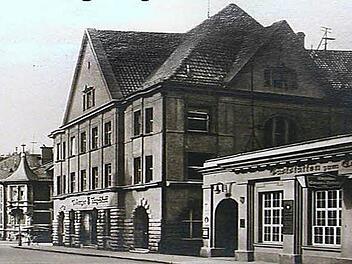 An der Ecke Mohrenstraße/Hindenburgstraße stand bis 1972 das ehemalige Tageblatt-Gebäude und der sogenannte Hofbräusaal. Beides musste dem Neubau des Kaufhofes weichen.