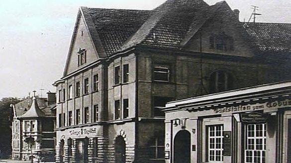 An der Ecke Mohrenstraße/Hindenburgstraße stand bis 1972 das ehemalige Tageblatt-Gebäude und der sogenannte Hofbräusaal. Beides musste dem Neubau des Kaufhofes weichen.