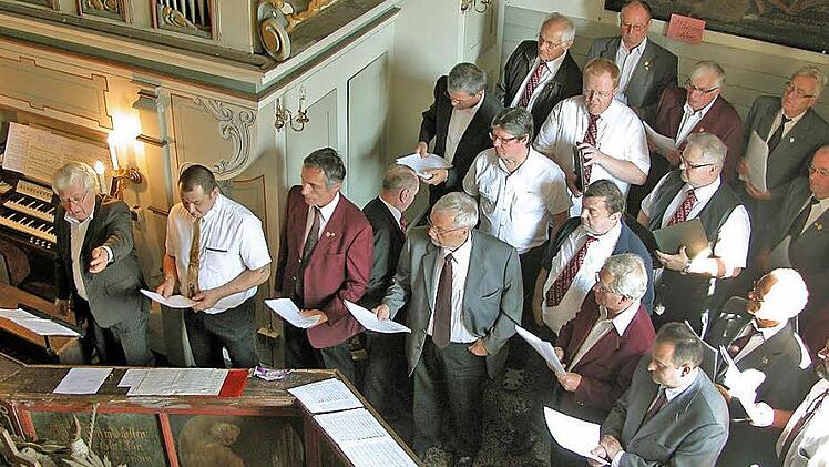 Als Gruppenchorleiter führten Walter Friedrich (links) und Steffen Schiller (rechts daneben) während des Festkonzert anlässlich 25 Jahre Grenzöffnung nicht nur den Gruppenchor der Männer. Fotos: Klaus Olzner