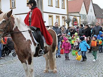 Hoch zu Ross begleitete Martin den Zug. Stute Naomi lässt sich durch nichts aus der Ruhe bringen. Fotos: Gerda Völk