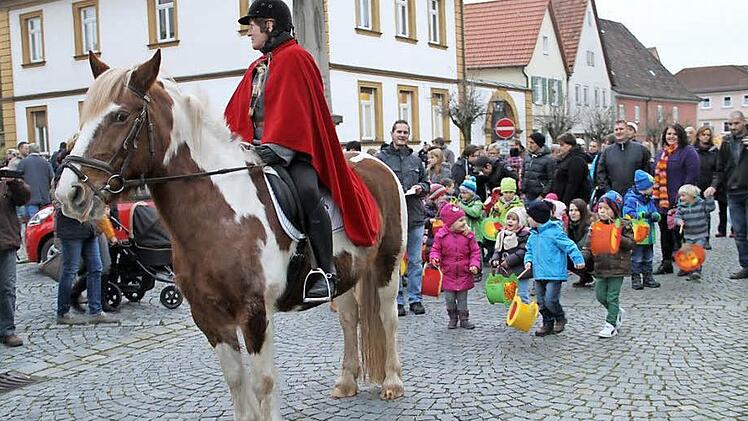 Hoch zu Ross begleitete Martin den Zug. Stute Naomi lässt sich durch nichts aus der Ruhe bringen. Fotos: Gerda Völk