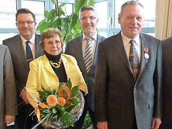 Bei der Feierstunde im Landratsamt (von links) Jürgen W. Heike, Jürgen Wittmann, Rosa Hein, Michael Busch, Helmut Winnen und Frank Rebhan. Foto: Lothar Weidner