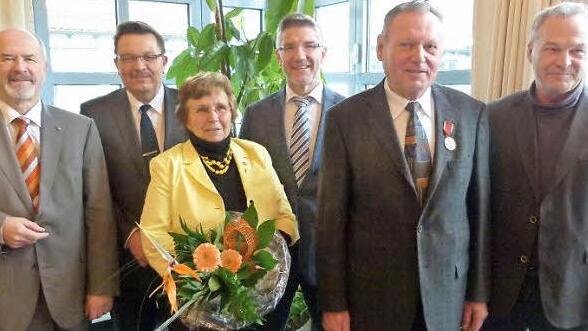 Bei der Feierstunde im Landratsamt (von links) Jürgen W. Heike, Jürgen Wittmann, Rosa Hein, Michael Busch, Helmut Winnen und Frank Rebhan. Foto: Lothar Weidner