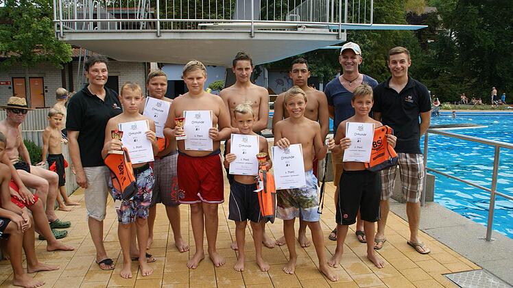 Pokale, Urkunden und Sachpreise gab es für die Teilnehmer am Arschbombenwettbewerb von der Bayeischen Sportjugend Haßberge.