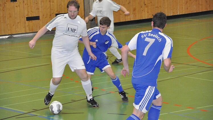 Der TSV Steinberg (weiße Trikots) legte durch einen 3:0-Sieg gegen Seelach den Grundstein fürs Weiterkommen. Fotos: Herbert Kalb