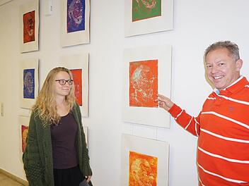 Rebekka Barth (im Bild mit Martin Bühner) zeigt ihre Portraitserie im Foyer der Holzbilderhauerschule in Bischofsheim.  Foto: Marion Eckert