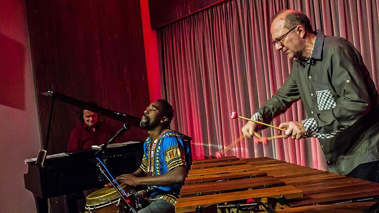Daktarimba begeisterte in Coburg (von links): Walter Lang, Njamy Sitson und Wolfgang Lackerschmid. Foto: Jochen Berger