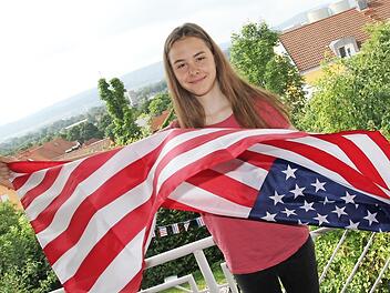 In Vorfreude auf die Reise: Auf der Terrasse ihres Elternhauses in Zeil stimmt sich Larissa Barth auf die USA ein.  Foto: Klaus Schmitt