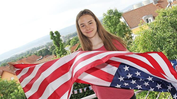 In Vorfreude auf die Reise: Auf der Terrasse ihres Elternhauses in Zeil stimmt sich Larissa Barth auf die USA ein.  Foto: Klaus Schmitt