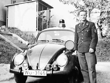 Der Münnerstädter Polizist Karl Kolb vor einem VW-Käfer Dienstfahrzeug. Kolb war 1972 zu den olympischen Spielen an eine Münchner Inspektion beordert. Foto: Archiv Karl Kolb