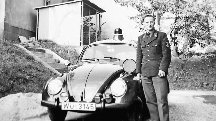 Der Münnerstädter Polizist Karl Kolb vor einem VW-Käfer Dienstfahrzeug. Kolb war 1972 zu den olympischen Spielen an eine Münchner Inspektion beordert. Foto: Archiv Karl Kolb