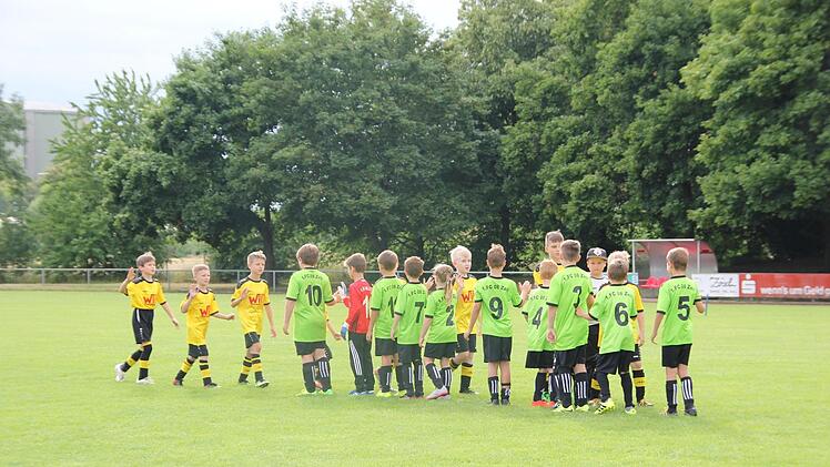 Vor dem Spiel klatschen sich die Spieler beider Mannschaften ab (hier: Zeil gegen Aidhausen, Entstand 2:1): Der Fair-Play-Gedanke gilt vor dem Spiel, währenddessen, und auch danach.