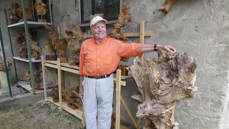 Georg Steeger in einem Teil seiner Wurzelstocksammlung in Kanndorf Foto: Paul Pöhlmann