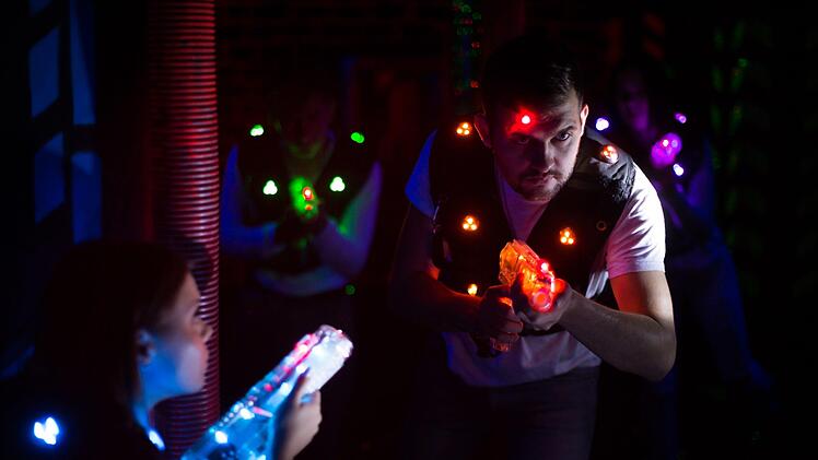Neonlaser-Spaß gibt es in Aschaffenburg in der Arena. Symbolbild: Iakov Filimonov/Adobe Stock