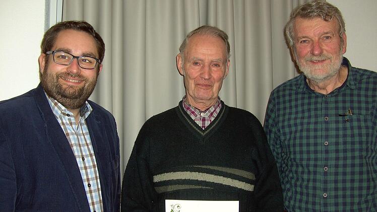 Mit der Ehrennadel mit Kranz zeichneten Kreisvorsitzender Markus Stockmann (links) und Vorsitzender Hans Dünninger (rechts) Adolf Schottdorf für seine 50-jährige Treue aus.