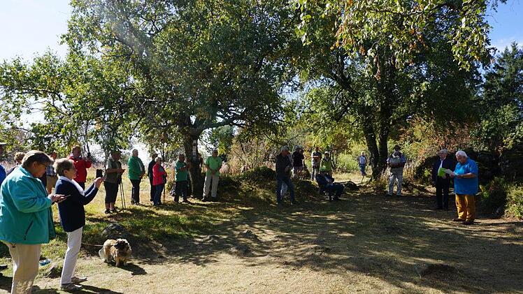 Heidelsteinfeier des Rhönklubs in Corona-Zeiten. Mit Abstand und ohne  offizielle Einladung kamen nur einige Mitglieder in alter Tradition zum  Heidelstein. Foto: Marion Eckert