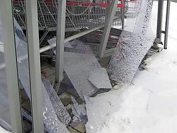 Diese Einkaufswagenbox auf dem Parkplatz eines Lebensmitteldiscounters in Ebersdorf bei Coburg demolierte ein Unbekannter. Foto: Polizei