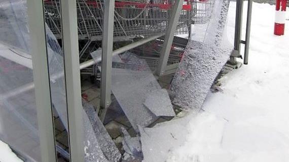 Diese Einkaufswagenbox auf dem Parkplatz eines Lebensmitteldiscounters in Ebersdorf bei Coburg demolierte ein Unbekannter. Foto: Polizei