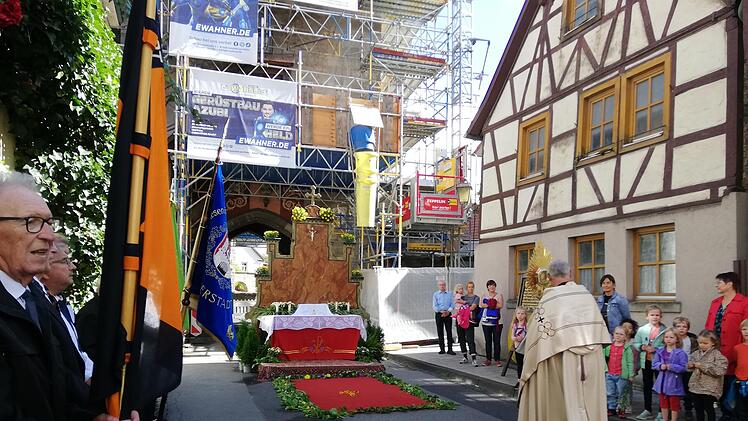 Traditionell stoppte die Prozession trotz Baustelle wieder am Jörgentor.