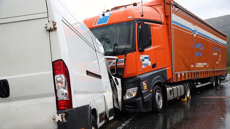 Schneeberg: Transporter kracht in Lkw - 52-J&auml;hriger bei Unfall schwer verletzt