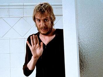 Spike (Rhys Ifans) ist Williams WG-Genosse des Grauens.