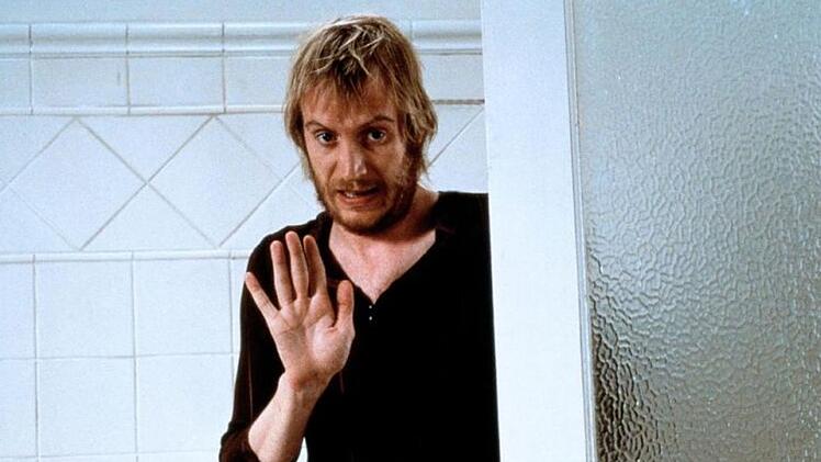 Spike (Rhys Ifans) ist Williams WG-Genosse des Grauens.